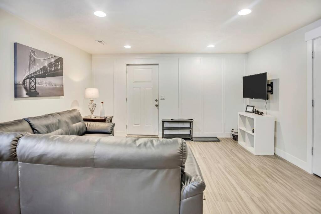 New Furnished 2Bd Apt! Great For Long Stays Vineyard ภายนอก รูปภาพ